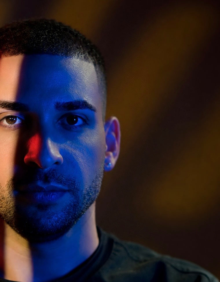 Fotografía original de Manuel con iluminación roja y azul