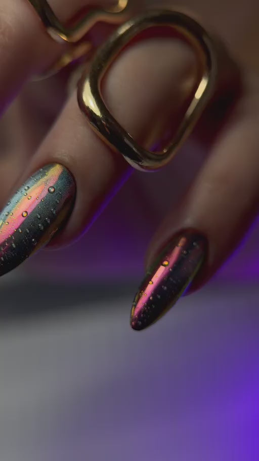 Primer plano de uñas con efecto multicolor realizadas por Manuel