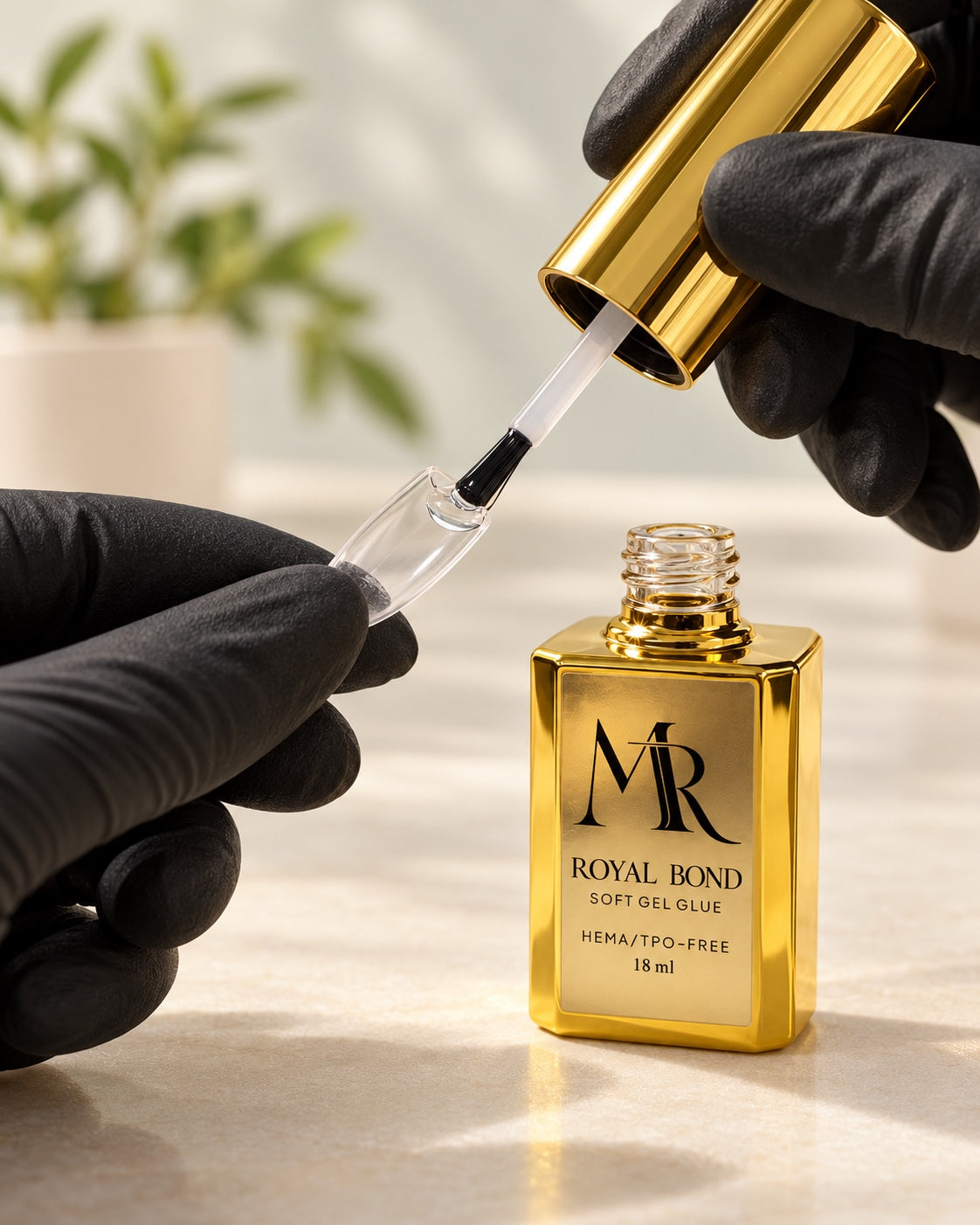 MR Royal Bond — aplicación del gel adhesivo dentro de un tip de Soft Gel